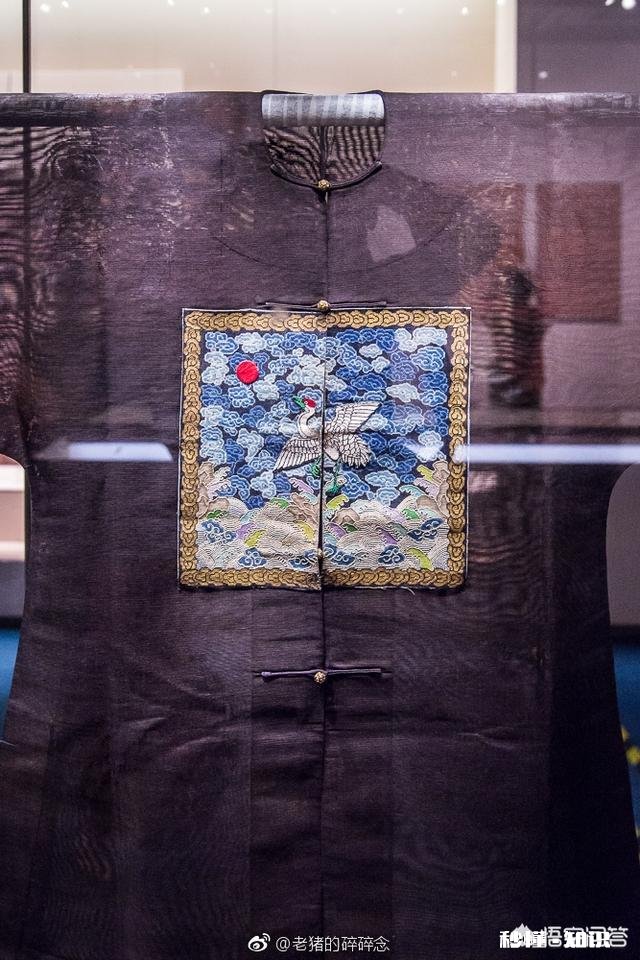 电视剧《雍正王朝》第一集中,不管是在北京还是扬州,为什么热天都穿很多衣服