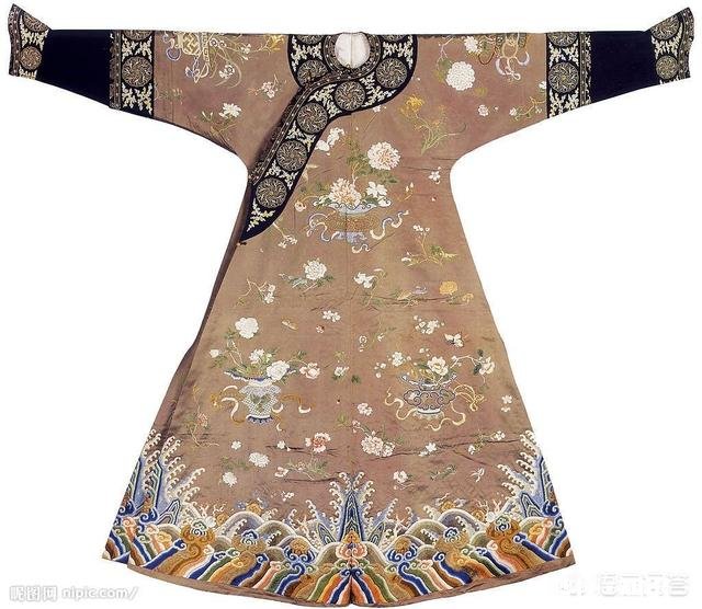 电视剧《雍正王朝》第一集中,不管是在北京还是扬州,为什么热天都穿很多衣服