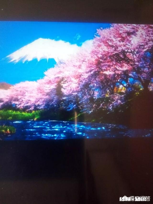 上联：昨晚雨疏润入夜，春草似烟笼，桃花依样红，邀下联