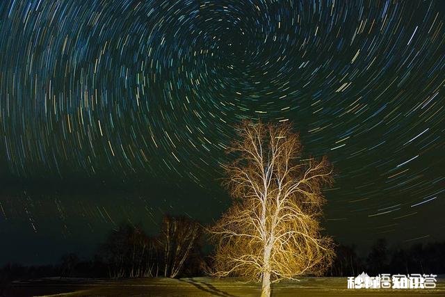 为什么人眼晴能一下就能看到几十亿光年的星星