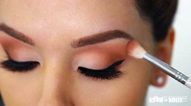 如何打造一款不易晕染的眼妆
