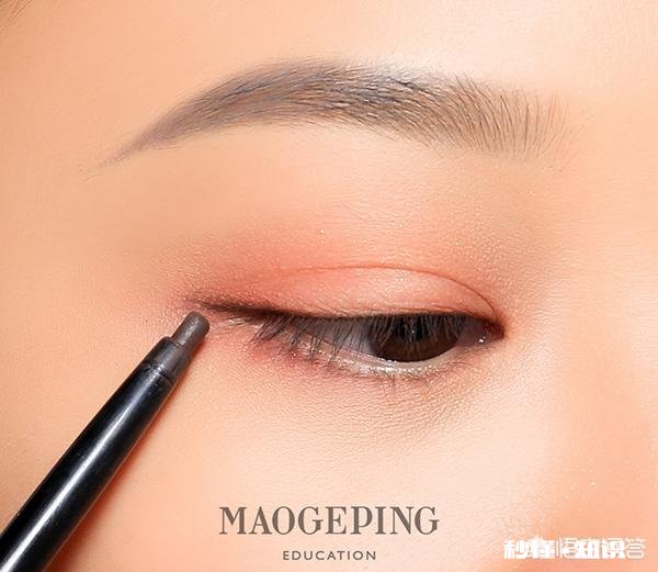 如何打造一款不易晕染的眼妆