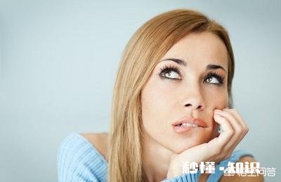 女人有时咬嘴唇是什么心理