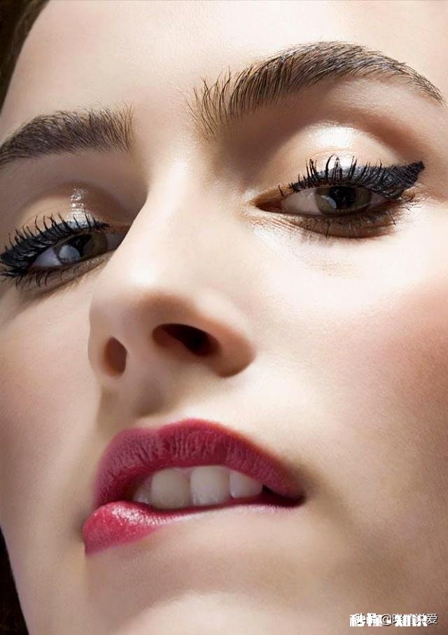 女人有时咬嘴唇是什么心理