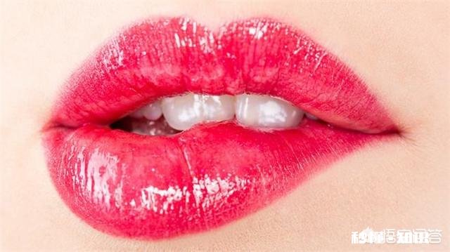 女人有时咬嘴唇是什么心理