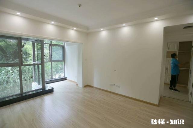 40平米的出租房开间,地板是贴地板贴还是铺地毯