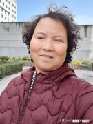 如果一个人半睡半醒的时候会听到很多熟悉的人陌生的人在对话，这是什么现象