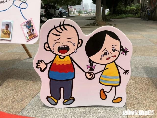 小孩三岁多，在家表达没问题，十分抗拒上幼儿园，每天哭闹，这种情况怎么办