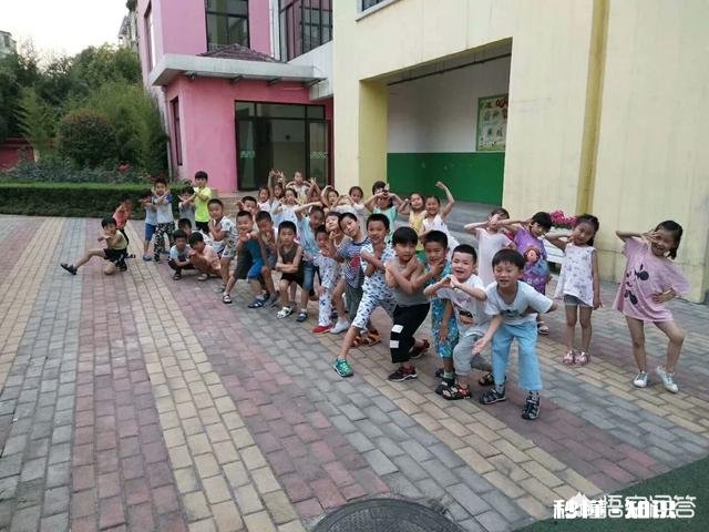 小孩三岁多，在家表达没问题，十分抗拒上幼儿园，每天哭闹，这种情况怎么办