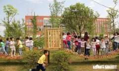 小孩三岁多，在家表达没问题，十分抗拒上幼儿园，每天哭闹，这种情况怎么办