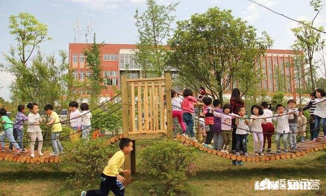 小孩三岁多，在家表达没问题，十分抗拒上幼儿园，每天哭闹，这种情况怎么办