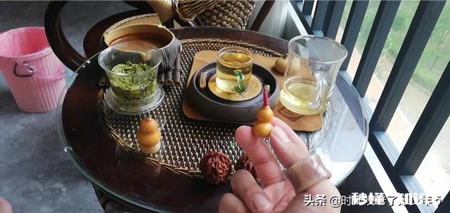 我看到好多人没事就盘手串等装饰品,特别是年轻人,他们是酸还是什么心理呢