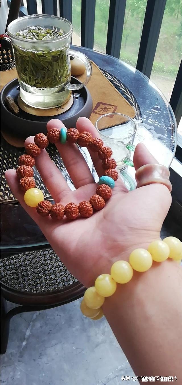 我看到好多人没事就盘手串等装饰品,特别是年轻人,他们是酸还是什么心理呢