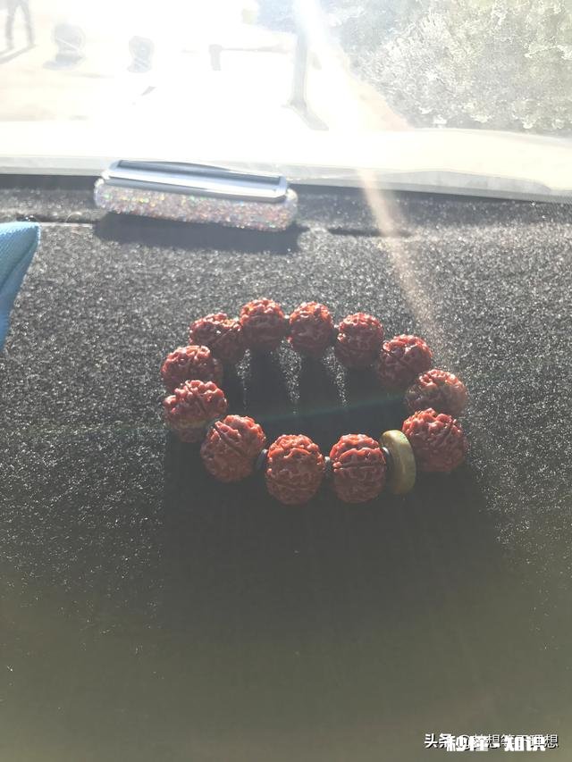 我看到好多人没事就盘手串等装饰品,特别是年轻人,他们是酸还是什么心理呢