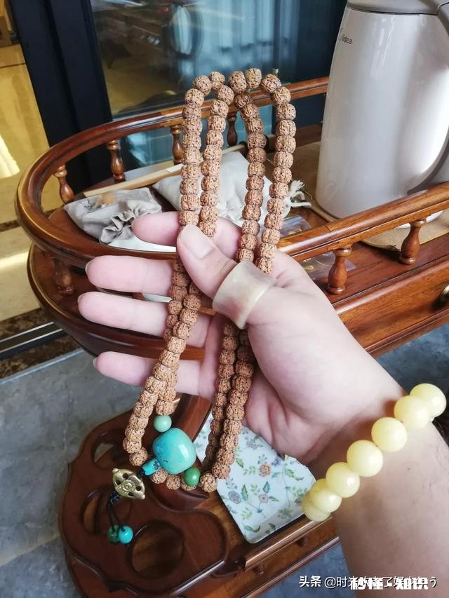 我看到好多人没事就盘手串等装饰品,特别是年轻人,他们是酸还是什么心理呢