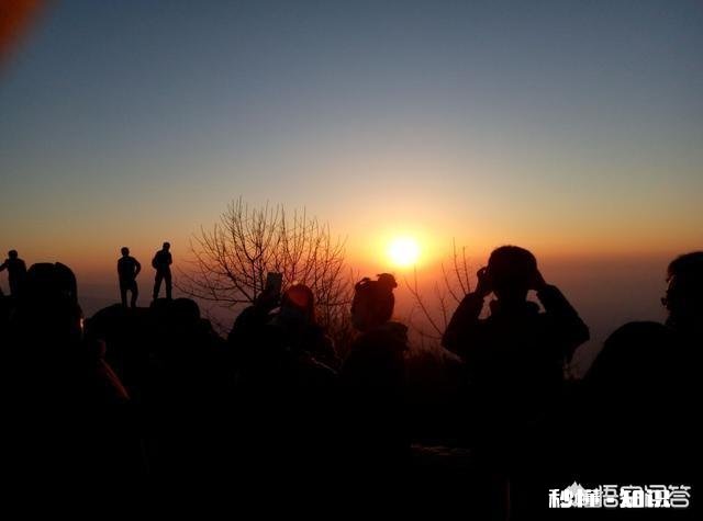 上联:今日春天彩笔难绘,求下联