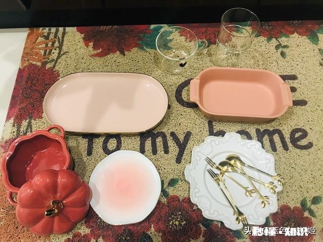 请问有没有做美食好看的碗碟之类的，比较少女心又不反光的