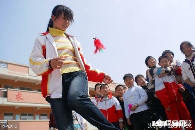 上联:秋千月下荡,下联怎么对