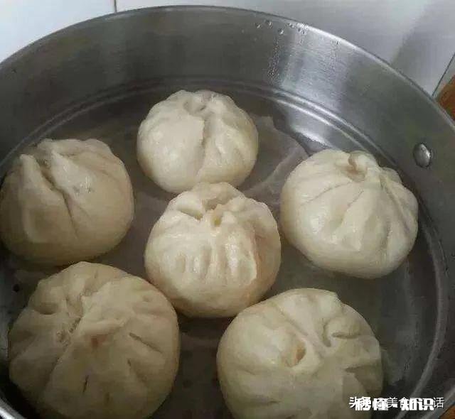 包子冷了还软软的不硬。在发面的时候放了什么