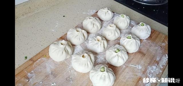 包子冷了还软软的不硬。在发面的时候放了什么