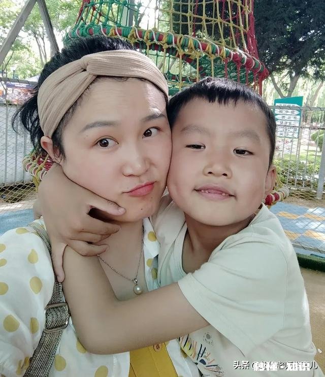 全职妈妈每天带孩子出去走，在路上应该怎么教他