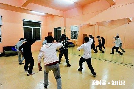 公司里有些年轻人,宁肯在单位里混日子,频繁跳槽,也不愿意去提升自己,你怎么看