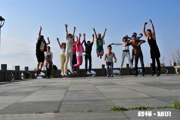 公司里有些年轻人,宁肯在单位里混日子,频繁跳槽,也不愿意去提升自己,你怎么看