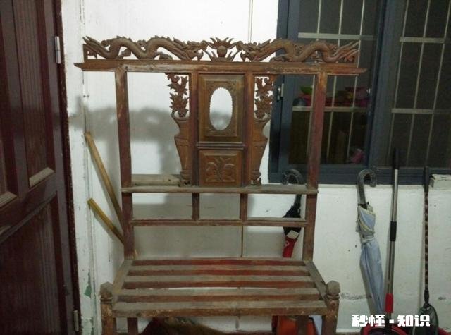 听说文玩圈掀起了农村老物件风，老算盘、木刨子、翘头供桌等成了抢手货，是真的吗