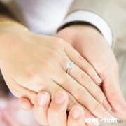 是买钻戒好还是买卡地亚对戒好