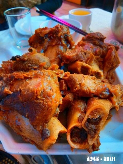 邀请你对宾馆行业对联，上联:玉宇琼楼迎来春夏秋冬客请对下联