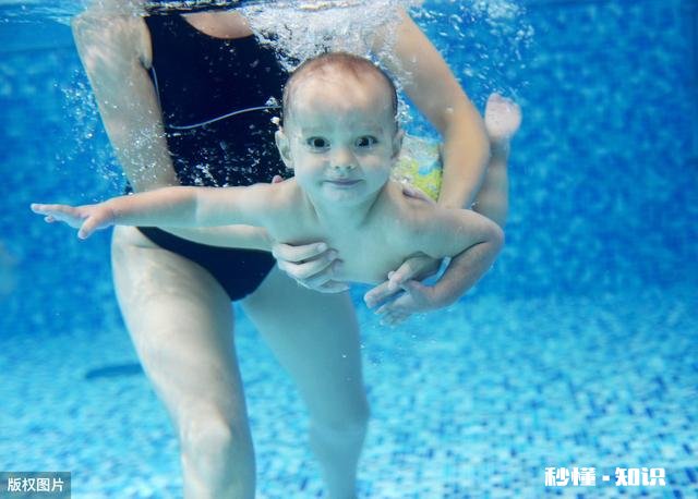婴儿游泳有哪些好处，如何在家也能游泳
