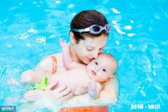 婴儿游泳有哪些好处，如何在家也能游泳