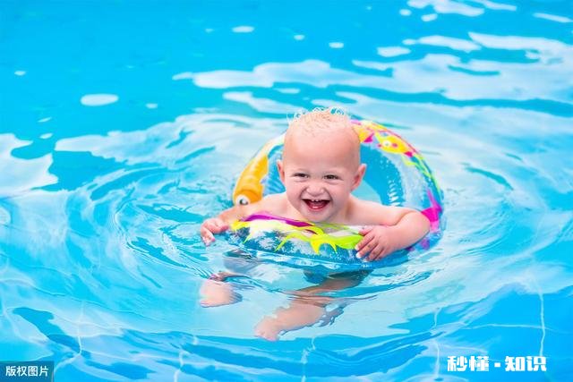 婴儿游泳有哪些好处，如何在家也能游泳