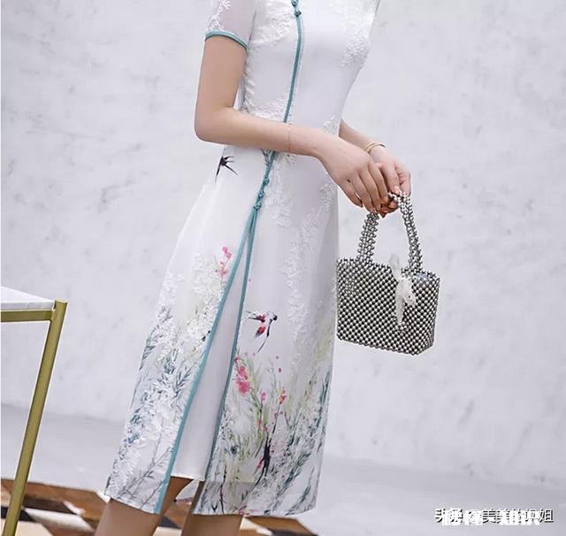 改良旗袍搭什么包包