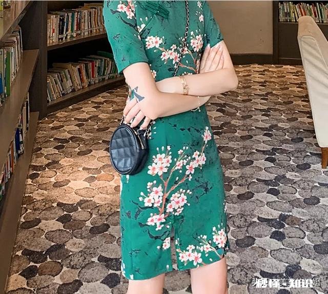 改良旗袍搭什么包包