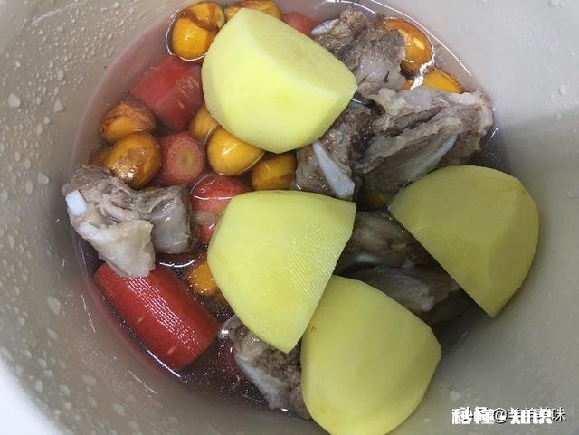 炖排骨汤放八角和香叶吗