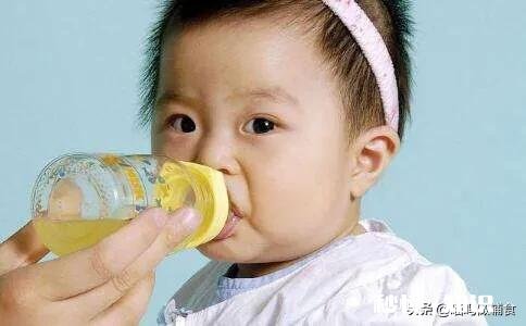 请问一下六个半月的宝宝喂完辅食能不能喂点水