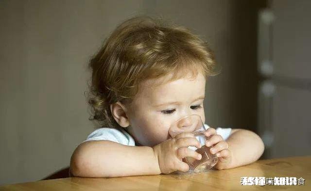 请问一下六个半月的宝宝喂完辅食能不能喂点水