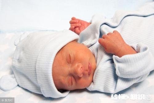 生产后没奶水，又赶上炎热夏季，宝宝尿液黄的情况能喂水吗