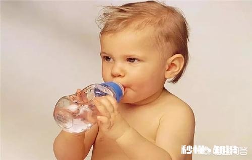 生产后没奶水，又赶上炎热夏季，宝宝尿液黄的情况能喂水吗