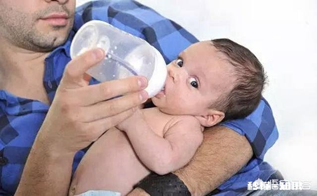 婴儿吃奶后睡觉，嘴巴还保持吸奶的动作，是没有吃饱吗