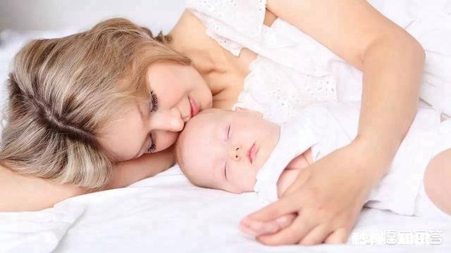 婴儿吃奶后睡觉，嘴巴还保持吸奶的动作，是没有吃饱吗