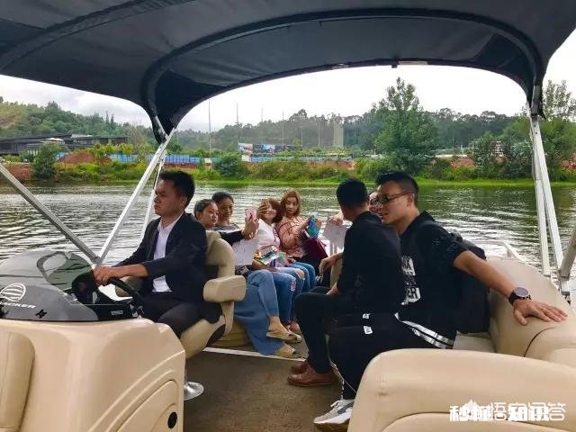 想和朋友一起在昆明聚会，想问一下去哪里玩最合适