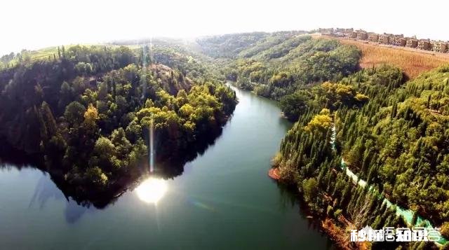 想和朋友一起在昆明聚会，想问一下去哪里玩最合适