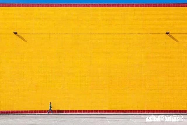 拍女生为什么不能用极简构图呢难道留白就不算是极简构图吗