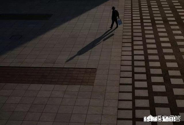 拍女生为什么不能用极简构图呢难道留白就不算是极简构图吗