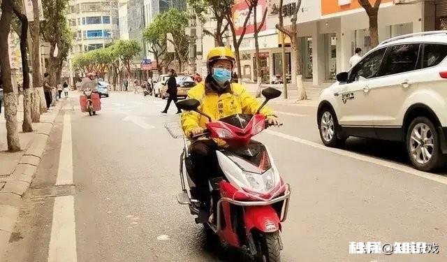 老师假期兼职外卖，有网友竟说：这样的老师该开除，你认为呢