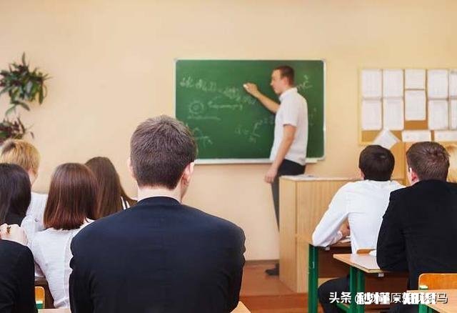 老师假期兼职外卖，有网友竟说：这样的老师该开除，你认为呢