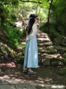 每个人这一生都会遇到两个人，一个在身边，一个在远方，远方的该思念吗