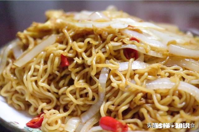 方便面是煮着好吃还是泡着好吃，你们说哪个牌子泡面最好吃